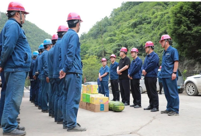 陈骁到大西沟矿业公司看望慰问援建干部职工